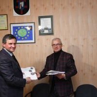 Paweł Janicki i Jan Żebrak podpisali umowę inwestycyjną na budowę blok&oacute;w mieszkalnych w Miechowie-Charsznicy