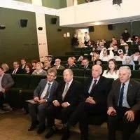 Przedstawiciele samorządowc&oacute;w, parlamentarzyst&oacute;w, występujący i goście na VI Przeglądzie 
