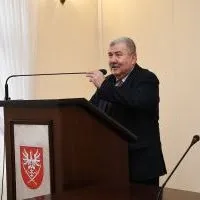 Starosta Miechowski Jacek Kobyłka dziękuje za pracę w 2022 roku i składa życzenia noworoczne pracownikom starostwa