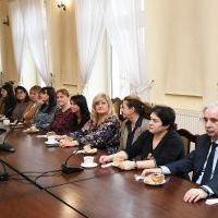 Piotr Grządziel z Zarządu Powiatu, kierownictwo i pracownicy miechowskiego starostwa