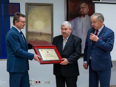 Starosta Miechowski Jacek Kobyłka i Przewodniczący Rady Powiatu Krzysztof Świerczek wręczają jubileuszowy grawer Dyrektorowi Muzeum Ziemi Miechowskiej