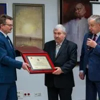Starosta Miechowski Jacek Kobyłka i Przewodniczący Rady Powiatu Krzysztof Świerczek wręczają jubileuszowy grawer Dyrektorowi Muzeum Ziemi Miechowskiej