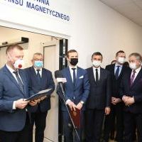 Dyr. miechowskiego szpitala Mirosław Dr&oacute;żdż wita gości na otwarciu rezonansu