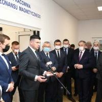 Wicemarszałek Łukasz Sm&oacute;łka m&oacute;wi o wsp&oacute;łpracy rządowo-samorządowej, kt&oacute;rej efektem jest m.in. pracownia rezonansu w Miechowie