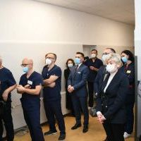 Pracownicy, ordynatorzy, lekarze na otwarciu rezonansu w miechowskim szpitalu