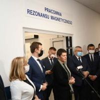 Elżbieta Fryźlewicz - Chrapisińska dyr. MOW NFZ gratuluje pracowni rezonansu w Szpitalu św. Anny w Miechowie