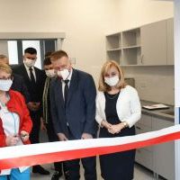 Pracownicy i goście przecinają wstęgę na otwarciu Pracowni Rezonansu Magnetycznego w miechowskim szpitalu 