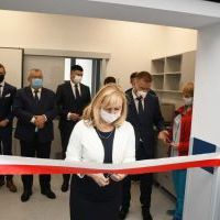Poseł Elżbieta Duda przecina wstęgę na otwarciu Pracowni Rezonansu Magnetycznego w miechowskim szpitalu 