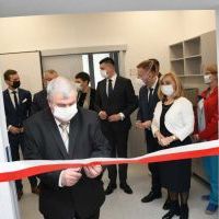 Starosta Jacek Kobyłka przecina wstęgę na otwarciu Pracowni Rezonansu Magnetycznego w miechowskim szpitalu 