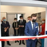 Podsekretarz Stanu MZ Marcin Martyniak przecina wstęgę na otwarciu Pracowni Rezonansu Magnetycznego w miechowskim szpitalu 