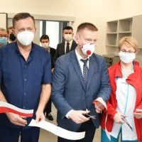 Dyrektor i pracownicy miechowskiego szpitala przecinają wstęgę na otwarciu Pracowni Rezonansu Magnetycznego