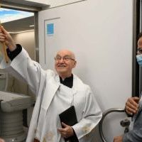 Kapelan Szpitala św. Anny w Miechowie ks. Stanisław Latosiński święci Pracownię Rezonansu Magnetycznego