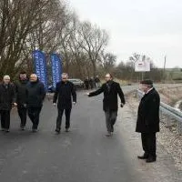 Minister Andrzej Adamczyk ogląda przebudowaną drogę w Rogowie w ramach RFRD
