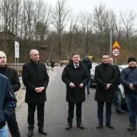Samorządowcy Powiatu Miechowskiego i Zarząd Dr&oacute;g Powiatowych na otwarciu drogi w Rogowie