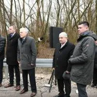 Wicemarszałek Łukasz Sm&oacute;łka, Starosta Jacek Kobyłka, W&oacute;jt Jan Zbigniew Basa i samorządowcy powiatu na otwarciu drogi w Rogowie