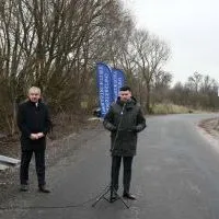 Wicemarszałek Łukasz Sm&oacute;łka na otwarciu drogi w Rogowie