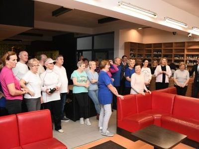 Uczestnicy i kibice miechowskiego turnieju seniorów w kręglach