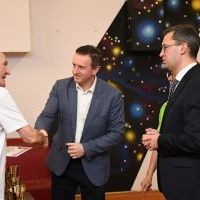 Wicestarosta Paweł Osikowski gratuluje jednemu z nagrodzonym w senioralnym turnieju w kręglach