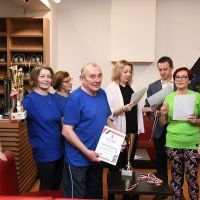 Radość z otrzymania przez seniorów pucharów i dyplomów w turnieju w kręgle 