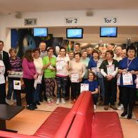 Turniej seniorów gry w kręgle - pamiątkowa fotografia