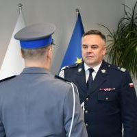 Komendant wojew&oacute;dzki nadinsp. Michał Ledzion odbiera meldunek o gotowości do uroczystości w KPP Miech&oacute;w