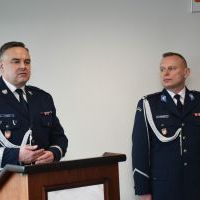 Komendant wojew&oacute;dzki policji nadinsp. Michał Ledzion gratuluje pełniącemu obowiązki komendanta KPP Miech&oacute;w - podinsp. Jackowi Rosołowi