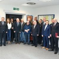 Samorządowcy i goście na uroczystości zmiany kierownictwa w KPP Miech&oacute;w