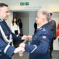 Komendant wojew&oacute;dzki nadinsp. Michał Ledzion dziękuje za oddaną służbę odchodzącemu w stan spoczynku insp. Andrzejowi Kotowi