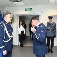 Komendant wojew&oacute;dzki nadinsp. Michał Ledzion dziękuje za oddaną służbę odchodzącemu w stan spoczynku mł. insp. Michałowi Gurdzie
