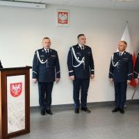 Starosta Miechowski Jacek Kobyłka dziękuje za służbę odchodzącym komendantom KPP Miech&oacute;w i gratuluje im następcom