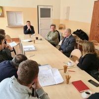 Rada budowy sali gimnastycznej w Zagorzycach ze starostami Jackiem Kobyłką i Pawłem Osikowskim na czele