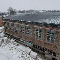 Postępy prac przy budowie sali gimnastycznej w Zagorzycach widać gołym okiem
