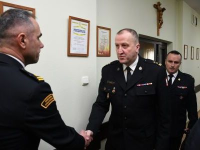 Komendanci KP PSP Miechów witają zastępcę małopolskiego komendanta PSP - bryg. Pawła Żabę