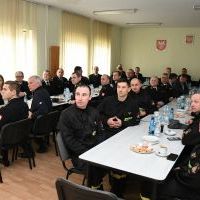 Strażacy zawodowi, ochotnicy, samorządowcy, komendanci i goście na naradzie rocznej w KP PSP Miechów