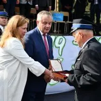 W imieniu władz wojew&oacute;dzkich przewodniczący Rady Powiatu Krzysztof Świerczek wręcza Medal Polonia Minor
