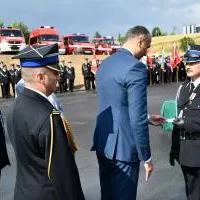 Wicemarszałek Senatu wręcza odznaczenie dla Naczelnika OSP Wielkanoc dh J&oacute;zefa Kobińskiego