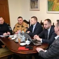 Komendanci powiatowi policji i straży pożarnej na posiedzeniu Zarządu Powiatu Miechowskiego