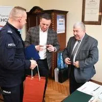 Nowy komendant KPP Miech&oacute;w podinsp. Jacek Ros&oacute;ł otrzymał od starost&oacute;w miechowskich pakiet promocyjny