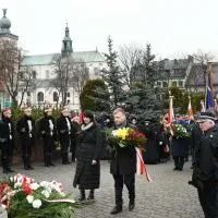 160. rocznica bitwy miechowskiej - kwiaty składa radny wojew&oacute;dzki Mirosław Dr&oacute;żdż