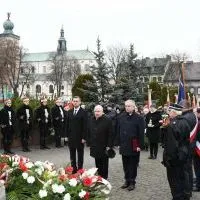 160. rocznica bitwy miechowskiej - kwiaty składają włodarze Powiatu Miechowskiego oraz Gminy i Miasta Miech&oacute;w
