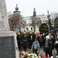 160. rocznica bitwy miechowskiej - kwiaty składają dzieci i młodzież