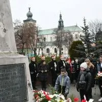 160. rocznica bitwy miechowskiej - kwiaty składają dzieci i młodzież