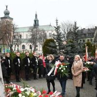 160. rocznica bitwy miechowskiej - kwiaty składają pracownicy Muzeum Ziemi Miechowskiej