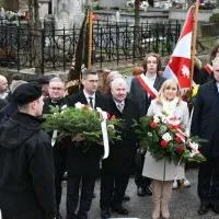 Gospodarze obchod&oacute;w 160.rocznicy bitwy miechowskiej wraz z przedstawicielami Rządu i Parlamentu RP