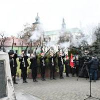160. rocznica bitwy miechowskiej - salwa honorowa pod Pomnikiem z Orłem