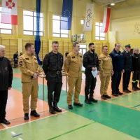 Sędziowie, gospodarze i  goście I Powiatowych Halowych Młodzieżowych Zawod&oacute;w Sportowo-Pożarniczych w Gołczy