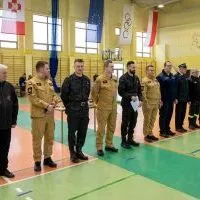 Sędziowie, gospodarze i  goście I Powiatowych Halowych Młodzieżowych Zawod&oacute;w Sportowo-Pożarniczych w Gołczy