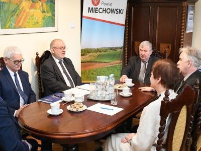 Dyrektorzy szkół ponadpodstawowych omawiają ze starostą miechowskim projektu przysposobienia obronnego MON