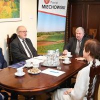 Dyrektorzy szk&oacute;ł ponadpodstawowych omawiają ze starostą miechowskim projektu przysposobienia obronnego MON