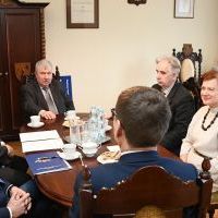 Władze powiatu i dyrektorzy szkół zainteresowani projektami przysposobienia obronnego MON